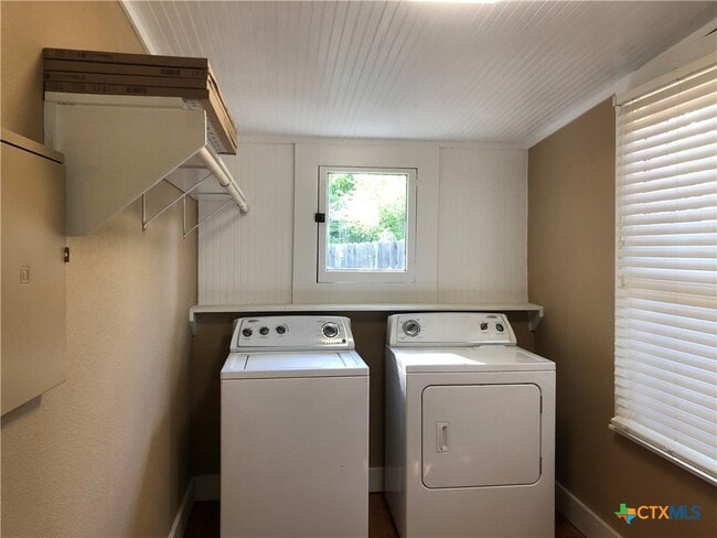 Building Photo - 414 W San Antonio St