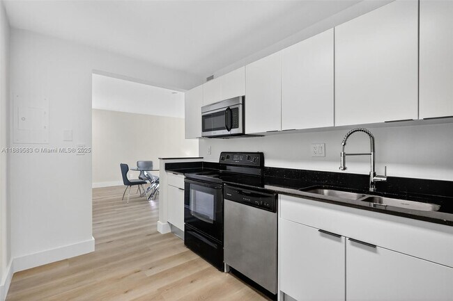 Building Photo - 3001 S Ocean Dr