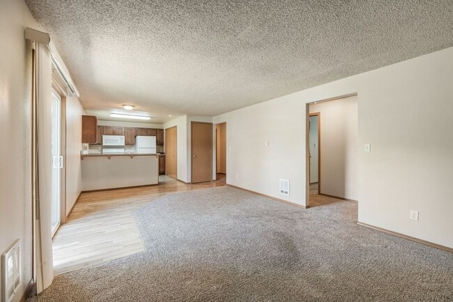 Building Photo - 2 bed 1 bath apartment (4plex building)