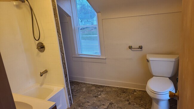 Building Photo - 422 N Ottokee St