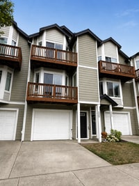 Building Photo - 3 Story ~ 3 Bed/3 Bath Townhome in Parkview Village!