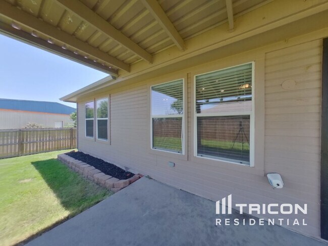 Building Photo - 9600 Orinda Dr