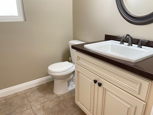 Building Photo - Picture Perfect Summerhill Home!