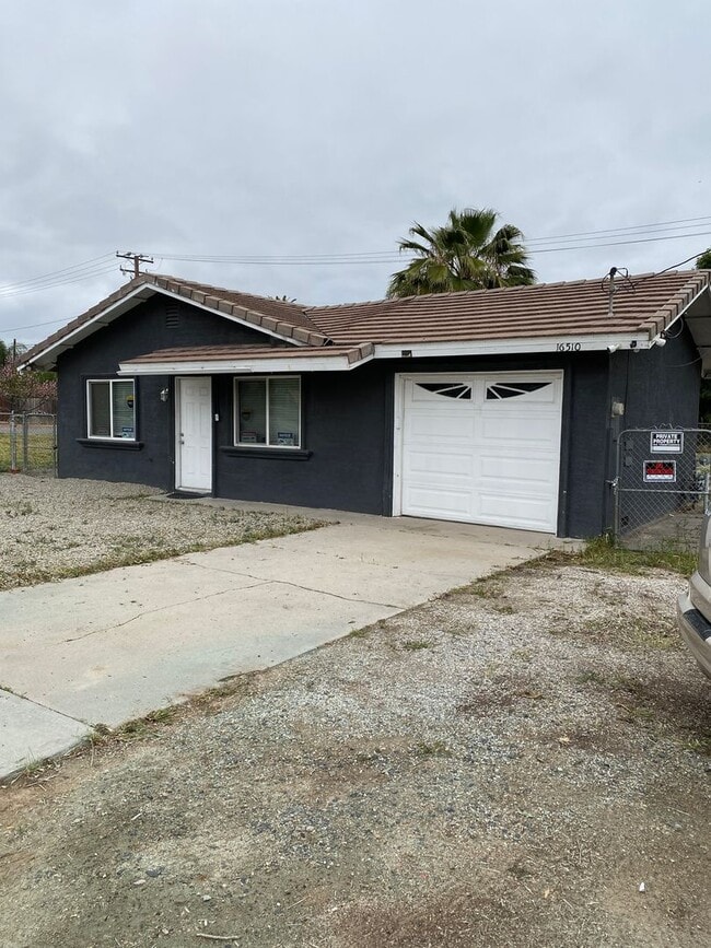 Building Photo - *Special* 2 bedroom 1 bath single story ho...