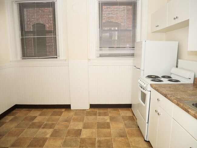 Building Photo - 1382 Beacon St