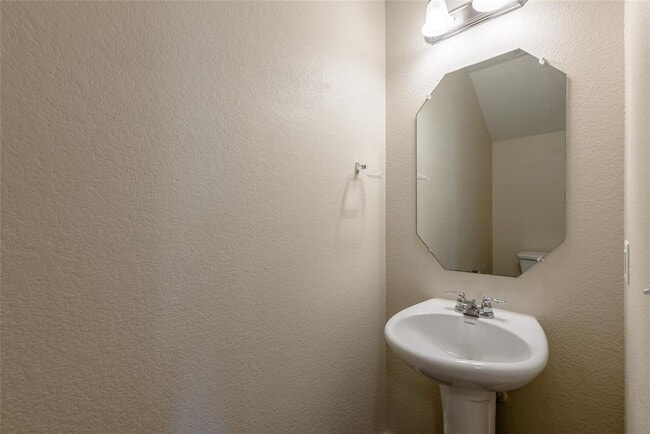 Building Photo - 710 Mitchell Dr