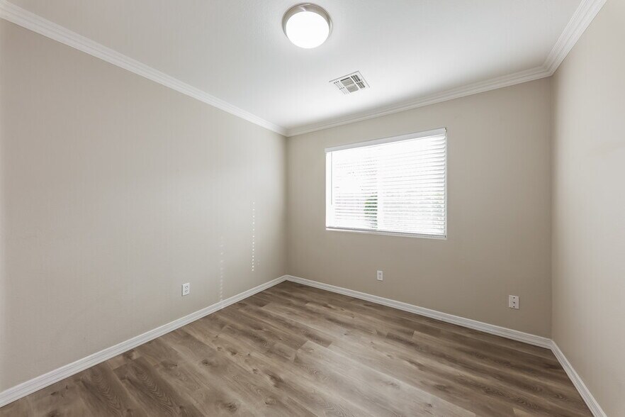 Building Photo - 8228 W Behrend Dr