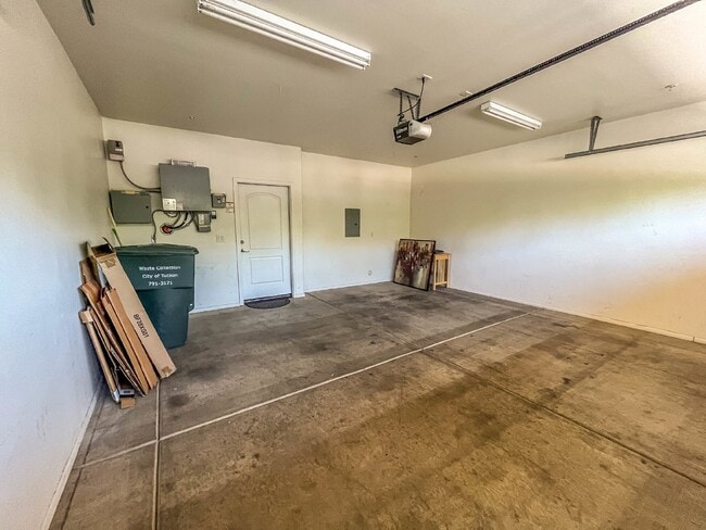 Building Photo - 3 Story townhome