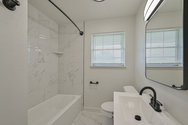 Building Photo - 505 N Norman Ave