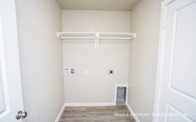 Building Photo - 2005 Kenwood Ave