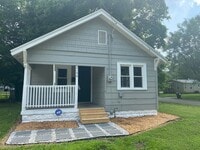 Building Photo - Updated 2 bed/1 bath, 800 sqft home!