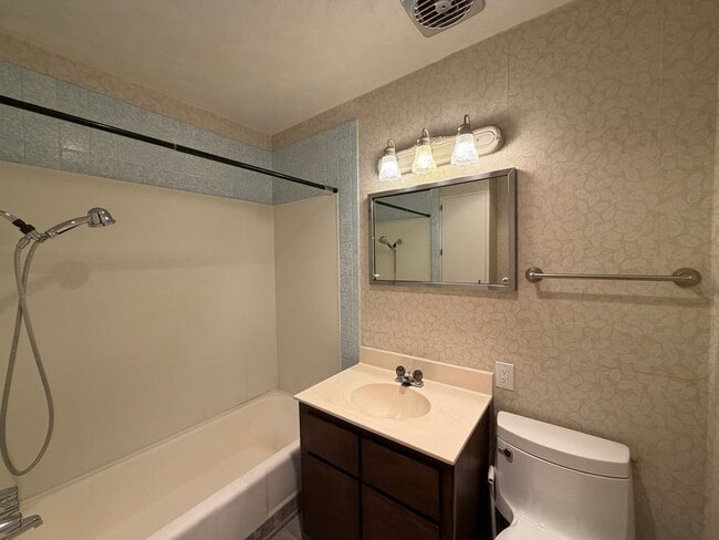 Building Photo - 2,800Sq Foot, 5 Bedroom Single Story Home Available Near Eubank Blvd NE & Copper Ave NE!