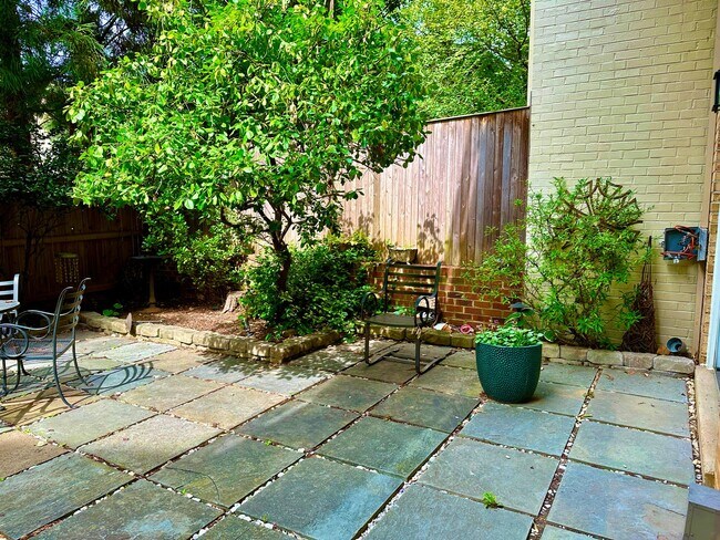 Building Photo - Sutton Place - 3 beds 2.5 baths!  Parking!...