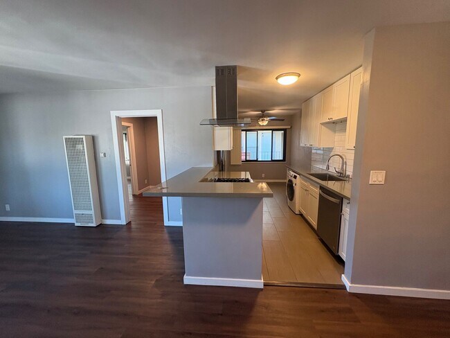 Building Photo - Charming 1 Bed / 1 Bath in Historic Bluff Park - Upper-Level End Unit Just One Block from the Beach!