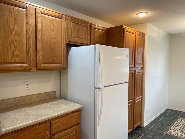 Building Photo - This 3 bedroom 2 bathroom home is located in beautiful Shady Cove