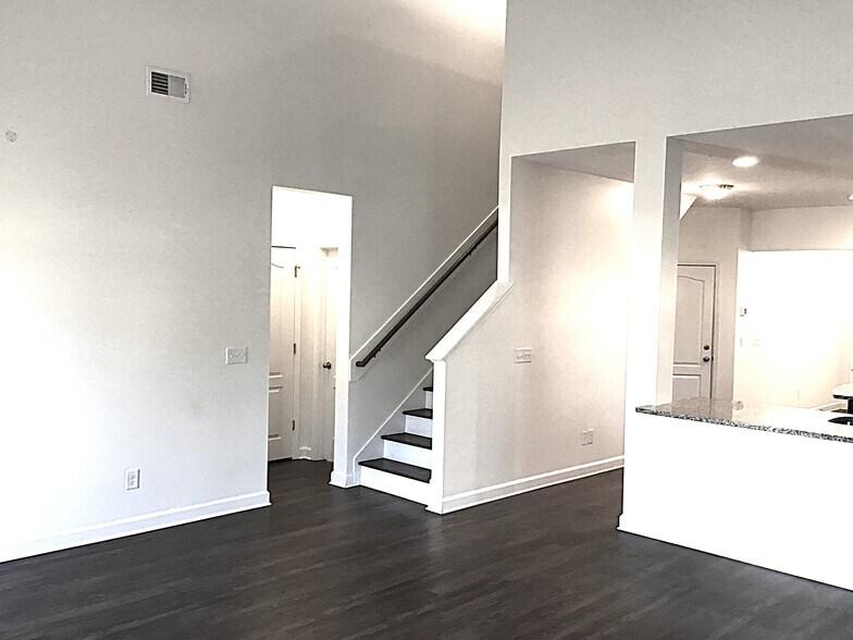 Building Photo - 530 Lateleaf Dr
