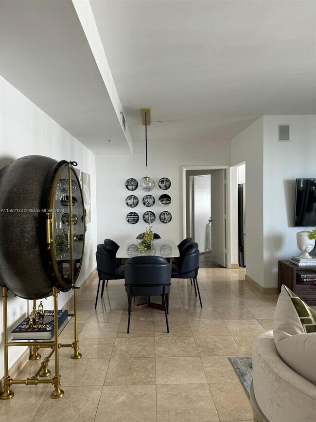 Building Photo - 801 Brickell Key Blvd