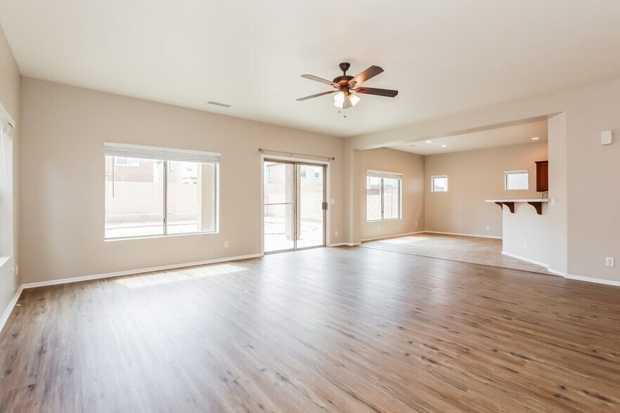 Building Photo - 735 W Fruit Tree Ln