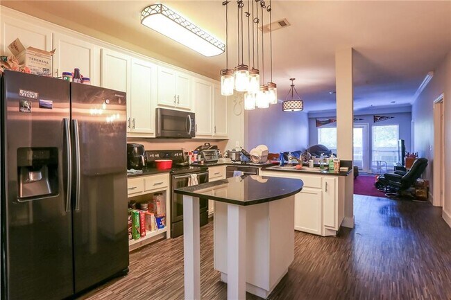 Primary Photo - 910 W 25th St
