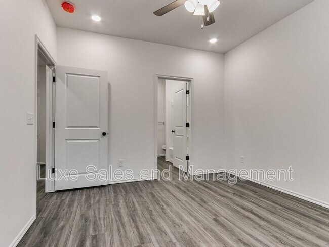 Building Photo - 10908 Oak Holw Ln