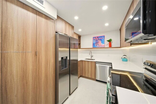 Building Photo - 5151 Collins Ave