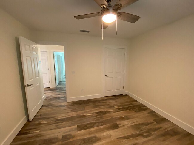 Building Photo - 1402 Parkway Dr