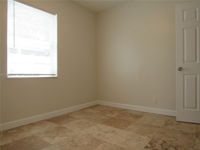 Building Photo - 440 NW 15th Ave