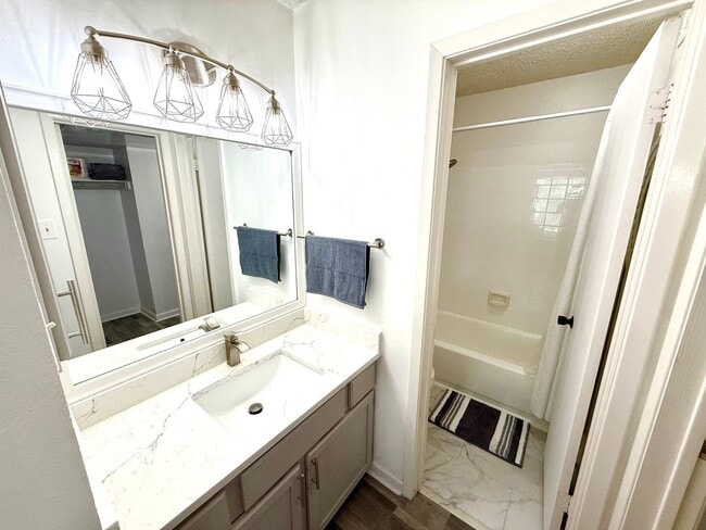 Building Photo - AVAILABLE NOW! 3rd Floor 1 Bedroom / 1 Bat...