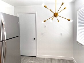 Building Photo - Roosevelt South