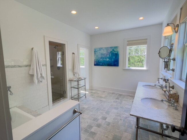 Building Photo - 118 Water Mill Towd Rd