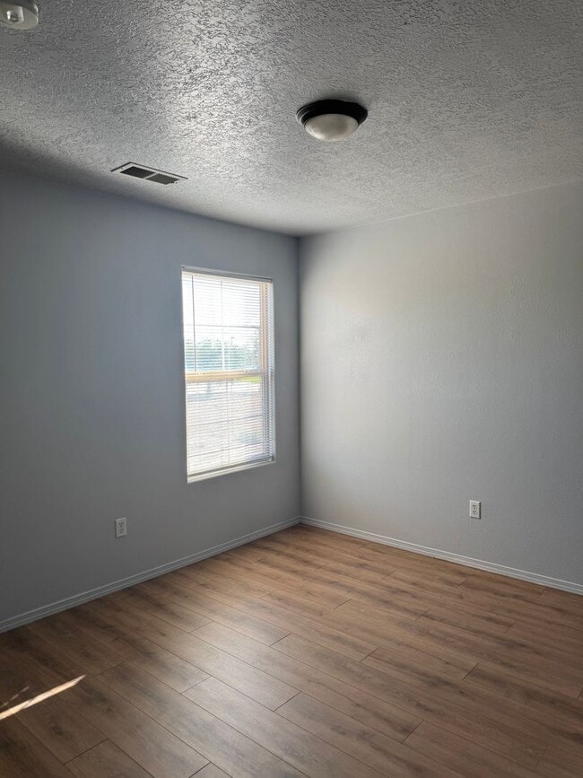 Building Photo - Three Bedroom Townhome