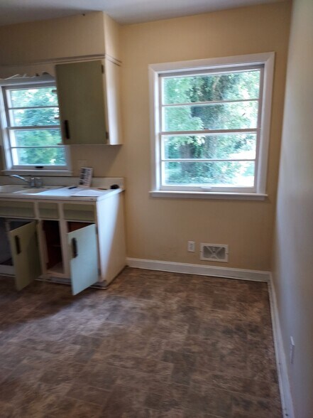 Building Photo - 6105 Oakdale Ln