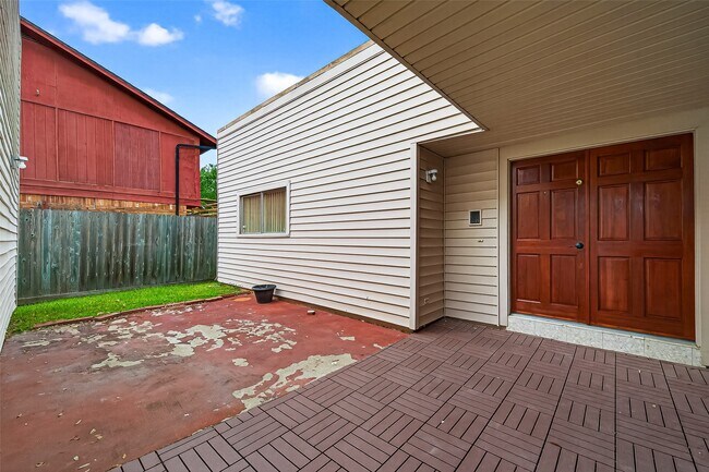 Building Photo - 2042 Hilton Head Dr