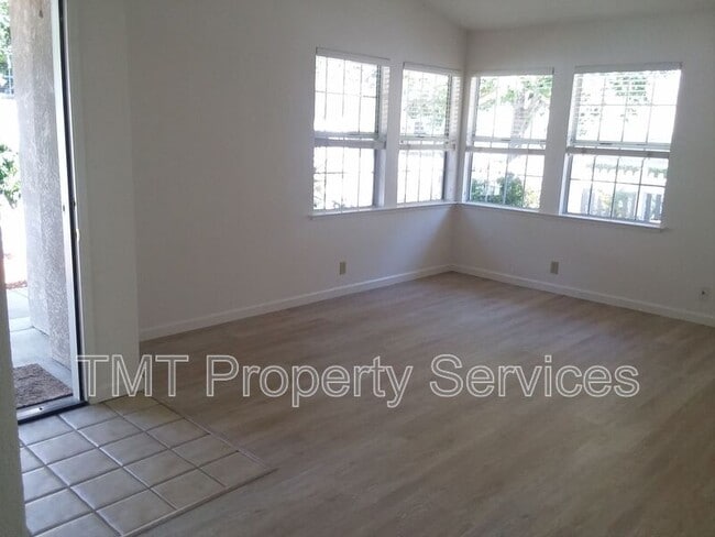 Building Photo - 948 Bluebell Way