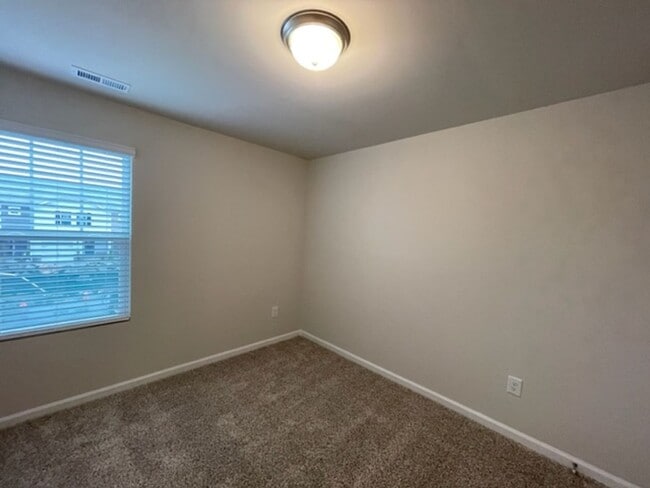 Building Photo - Like New Townhome in South & Main, Fuquay-Varina!