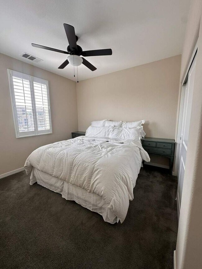 Building Photo - Stylish 4BR/3BA Home in Rosetta Canyon wit...