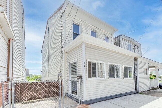 Building Photo - AVAILABLE NOW - Beautifully RENOVATED 3 Bedroom Home w/ TONS of Natural Light!