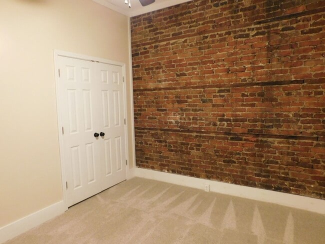 Building Photo - 216 Middle St