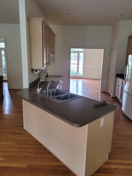 Building Photo - 147 Sir Guy Dr