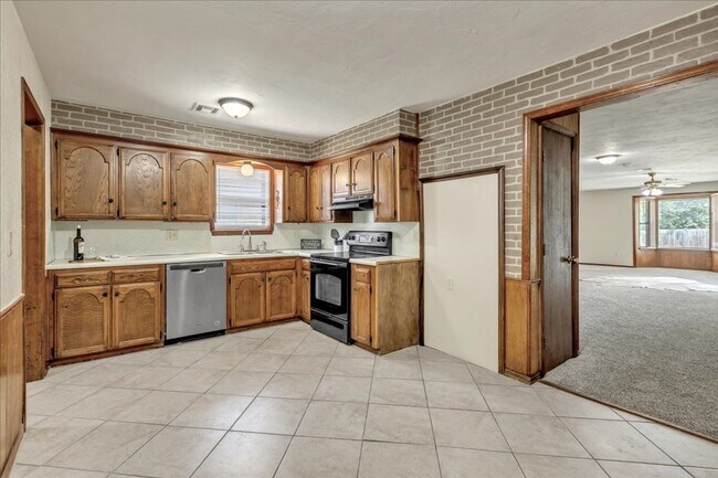Building Photo - Huge Living Room with Fireplace!!!