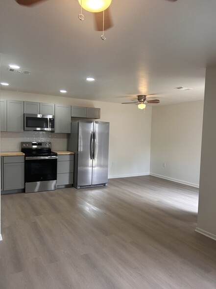 Building Photo - 5213 Everett Ln
