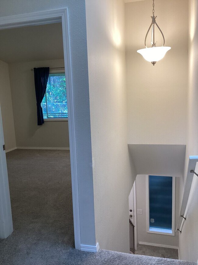 Building Photo - Charming Edmonds Condo with Two Garages an...