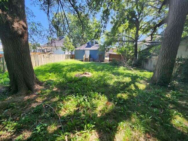 Building Photo - Spacious 3-Bedroom, 1-Bathroom Home AVAILABLE NOW!!