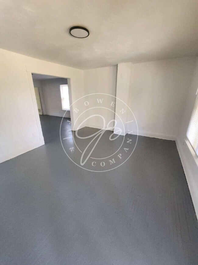 Building Photo - 2nd floor 2 bed- Spacious with full 3 seas...