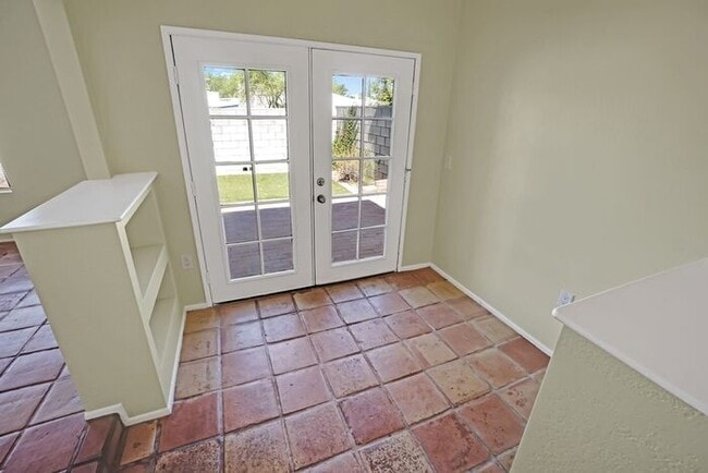 Building Photo - Vaulted Elegance in Old Spanish Trail