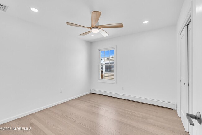 Building Photo - 90 Spinnaker Ct