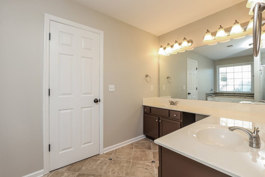 Building Photo - 707 Bob White Ct