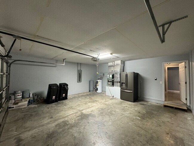 Building Photo - Beautifully Renovated Home In the Shores  3/2/2 **WON"T LAST**