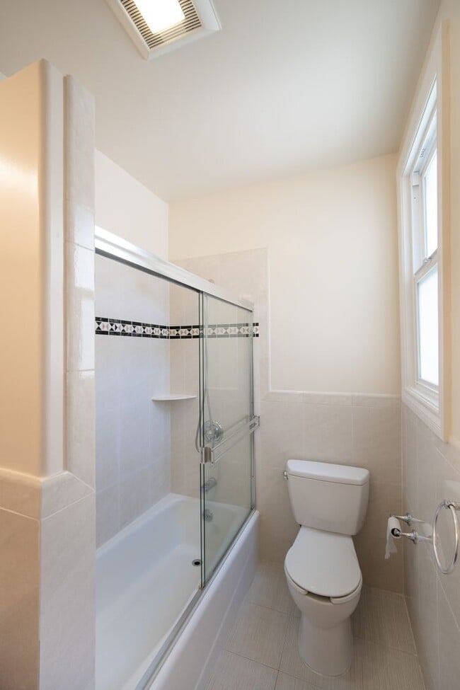 Building Photo - TOTAL REMODEL HUGE 3BR/3BA 1700sf w Garage...