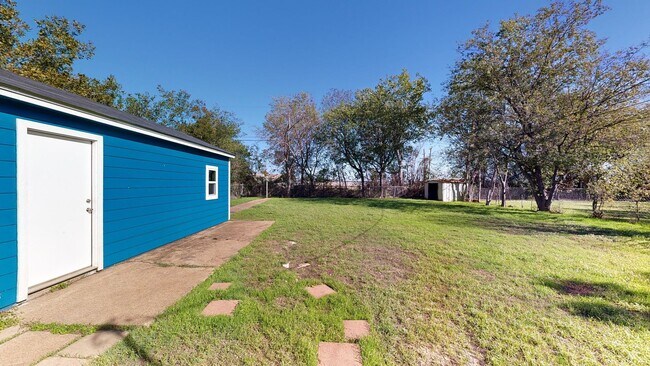 Building Photo - HUGE PRICE IMPROVEMENT $995!!!!
